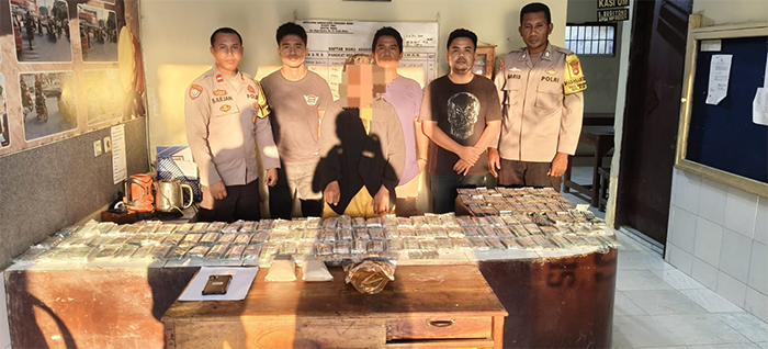 Belasan ribu obat terlarang Trihexyphenidyl dan Tramadol bersama kurir yang diamankan polisi saat mengambil paket dari bus malam di Bima.