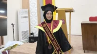 Sri Laila Fauziah, calon wisudawati terbaik Program Studi Pendidikan Sejarah STKIP Taman Siswa Bima dengan IPK membanggakan, 3,85. Ia akan dikukuhkan sebagai sarjana pada prosesi wisuda 1 November 2025. Sri Laila Fauziah, calon wisudawati terbaik Program Studi Pendidikan Sejarah STKIP Taman Siswa Bima dengan IPK membanggakan, 3,85. Ia akan dikukuhkan sebagai sarjana pada prosesi wisuda 1 November 2025.