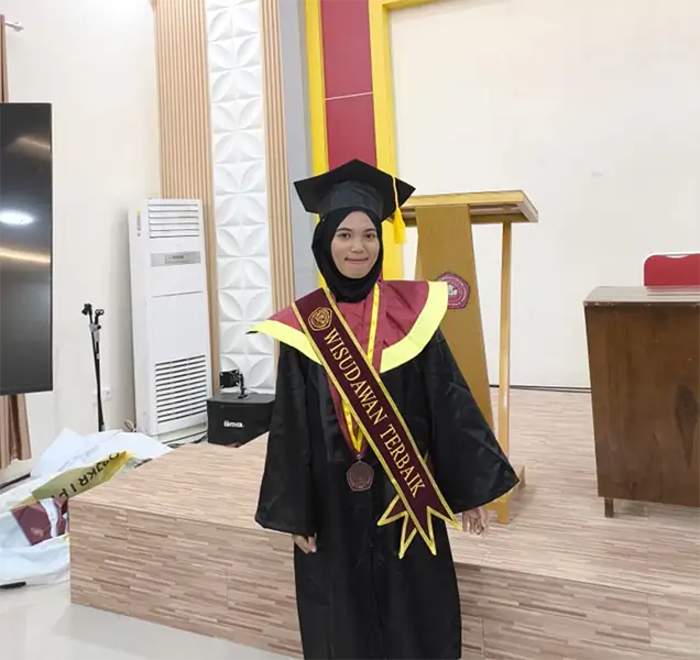 Sri Laila Fauziah, calon wisudawati terbaik Program Studi Pendidikan Sejarah STKIP Taman Siswa Bima dengan IPK membanggakan, 3,85. Ia akan dikukuhkan sebagai sarjana pada prosesi wisuda 1 November 2025.