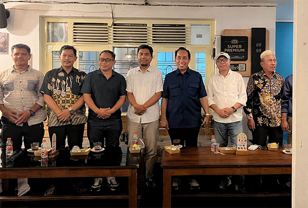 Anggota Komisi V Dewan Perwakilan Rakyat Republik Indonesia (DPR RI), Mori Hanafi dan sejumlah tokoh dari Bima dan Sumbawa saat  dialog publik bertajuk Jembatan Lewa Mori Mimpi yang Dikejar (31 Tahun Mimpi itu) di Tuwa Kawa Mataram, Rabu malam, 22 Oktober 2025. Anggota Komisi V Dewan Perwakilan Rakyat Republik Indonesia (DPR RI), Mori Hanafi dan sejumlah tokoh dari Bima dan Sumbawa saat dialog publik bertajuk Jembatan Lewa Mori Mimpi yang Dikejar (31 Tahun Mimpi itu) di Tuwa Kawa Mataram, Rabu malam, 22 Oktober 2025.
