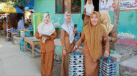Sejumlah guru di salah satu satuan pendidikan di Desa Campa Kecamatan Madapangga Kabupaten Bima tampak sumringah saat menerima distribusi Makan Bergizi Gratis (MBG) untuk siswa setempat. Sebelumnya sejumlah guru dan warga melakukan protes karena tak kunjung menerima MBG.