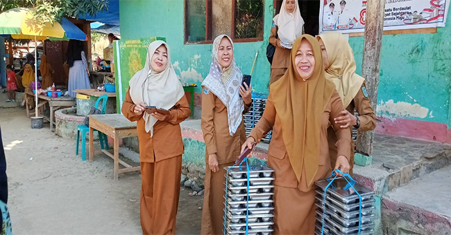 Sejumlah guru di salah satu satuan pendidikan di Desa Campa Kecamatan Madapangga Kabupaten Bima tampak sumringah saat menerima distribusi Makan Bergizi Gratis (MBG) untuk siswa setempat. Sebelumnya sejumlah guru dan warga melakukan protes karena tak kunjung menerima MBG.