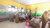 Kapolsek Bolo AKP Nurdin memonitor langsung distribusi perdana MBG untuk sejumlah sekolah di Kecamatan Bolo, Kabupaten Bima, Senin (20/10/2025). Kapolsek Bolo AKP Nurdin memonitor langsung distribusi perdana MBG untuk sejumlah sekolah di Kecamatan Bolo, Kabupaten Bima, Senin (20/10/2025).