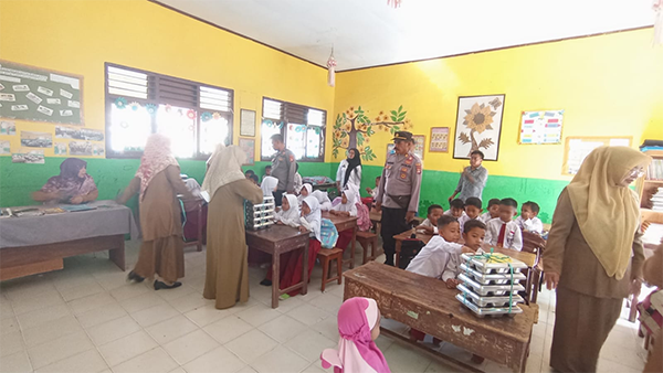 Kapolsek Bolo AKP Nurdin memonitor langsung distribusi perdana MBG untuk sejumlah sekolah di Kecamatan Bolo, Kabupaten Bima, Senin (20/10/2025).