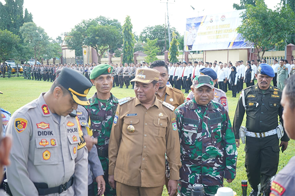 Pj Wali Kota Bima,  H Mukhtar usai mengecek pasukan Operasi Keselamatan Rinjani 2025 di halaman Mapolres Bima Kota, Senin (10/2/2025). Pj Wali Kota Bima, H Mukhtar usai mengecek pasukan Operasi Keselamatan Rinjani 2025 di halaman Mapolres Bima Kota, Senin (10/2/2025).