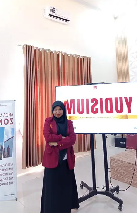 Mutiara Zulyanti, calon wisudawati terbaik dari Program Studi Pendidikan Sejarah STKIP Taman Siswa Bima dengan Indeks Prestasi Kumulatif (IPK) cemerlang, 3,88. Mutiara Zulyanti, calon wisudawati terbaik dari Program Studi Pendidikan Sejarah STKIP Taman Siswa Bima dengan Indeks Prestasi Kumulatif (IPK) cemerlang, 3,88.