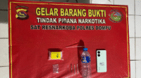 Barang bukti yang diamankan tim Opsnal Satuan Reserse Narkoba, Polres Dompu, saat menggerebek rumah warga di Desa Nanga Tumpu Kecamatan Manggelewa Kabupaten Dompu, sekira pukul 00.05 Wita, Minggu (5/10/2025).