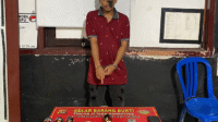 Terduga pengedar Narkoba dan barang bukti sabu-sabu yang diamankan Tim Opsnal Satuan Reserse Narkoba Polres Dompu, Kamis (16/10/2025) dini hari.