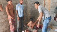 Aparat Kepolisian usai menggeledah kediaman terduga pengedar Narkoba berinisial IR di Desa Boro Kecamatan Sanggar Kabupaten Bima, Minggu (5/10/2025) pagi.