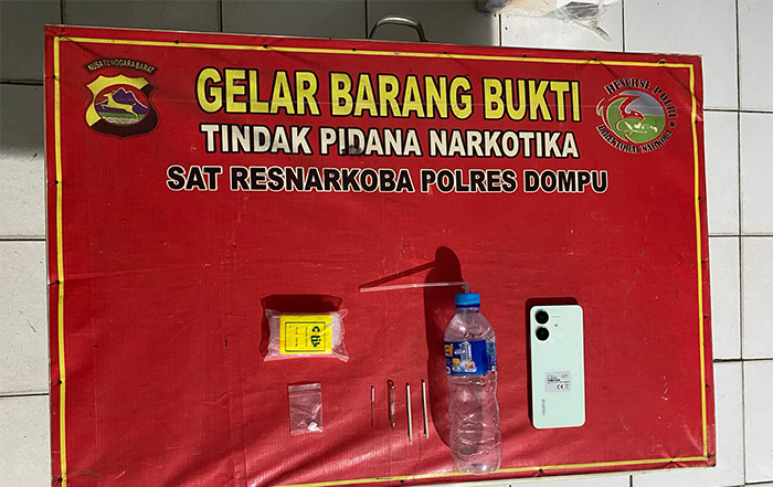 Barang bukti yang diamankan tim Opsnal Satuan Reserse Narkoba, Polres Dompu, saat menggerebek rumah warga di Desa Nanga Tumpu Kecamatan Manggelewa Kabupaten Dompu, sekira pukul 00.05 Wita, Minggu (5/10/2025).