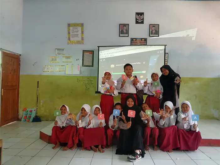 Nofitasari bersama siswa didiknya saat mengikuti program Kampus Mengajar. Nofitasari bersama siswa didiknya saat mengikuti program Kampus Mengajar.