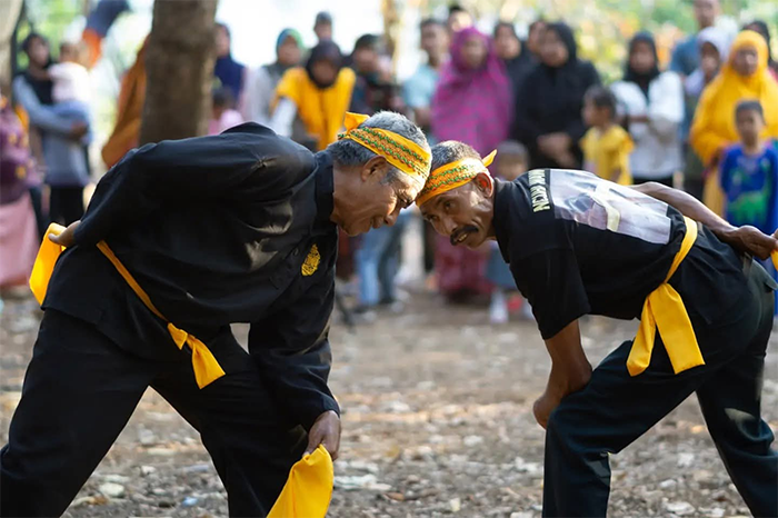 Atraksi Ntumbu Tuta di kawasan wisata alam Ina Hami, Desa Ntori, Kecamatan Wawo, Kabupaten Bima, pada Jumat (17/10/2025). Atraksi Ntumbu Tuta di kawasan wisata alam Ina Hami, Desa Ntori, Kecamatan Wawo, Kabupaten Bima, pada Jumat (17/10/2025).