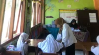 Nurlaila L. Buan saat membimbing siswa ketika menjadi salah satu program Kampus Mengajar.