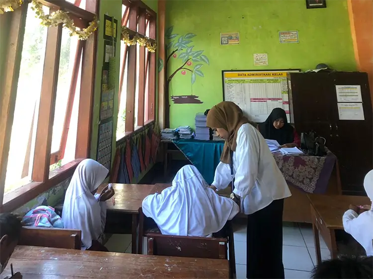 Nurlaila L. Buan saat membimbing siswa ketika menjadi salah satu program Kampus Mengajar. Nurlaila L. Buan saat membimbing siswa ketika menjadi salah satu program Kampus Mengajar.