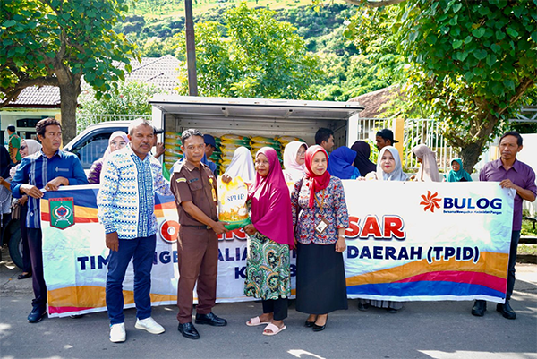 Petugas menyerahkan beras kepada warga saat Pemerintah Kota (Pemkot) Bima melalui TPID menggelar operasi pasar di Kelurahan Jatibaru Timur, Rabu (23/1/2025).
