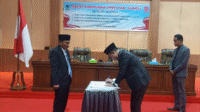 Penandatanganan dokumen Raperda Perubahan Anggaran Pendapatan dan Belanja Daerah (APBD) Tahun Anggaran 2025.
