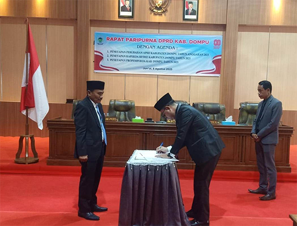 Penandatanganan dokumen Raperda Perubahan Anggaran Pendapatan dan Belanja Daerah (APBD) Tahun Anggaran 2025.