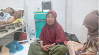 Ifdaini (45 tahun) istri dari M Rasulm salah satu pasien RS PKU Muhammadiyah Bima yang baru selesai menjalani operasi hernia yang merasakan manfaat Program Jaminan Kesehatan Nasional.