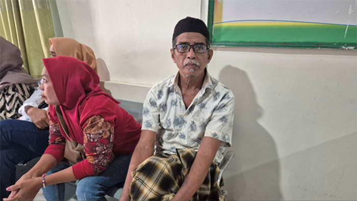 Idris bahagia setelah berhasil menjalani operasi tumor tanpa mengeluarkan biaya sepeserpun berkat Program Jaminan Kesehatan Nasional (JKN).