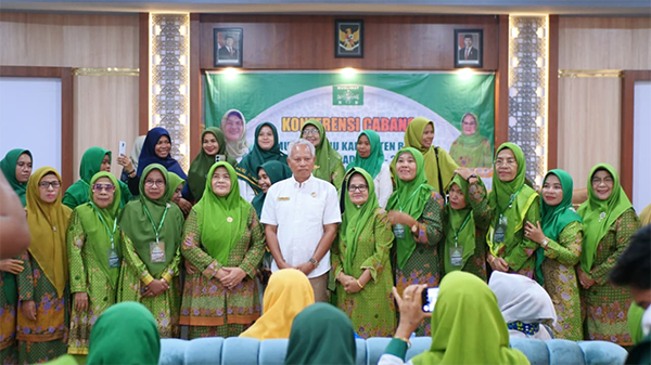 Foto bersama Asisten Pemerintahan dan Kesra Setda Kabupaten Bima, Fatahullah dengan pengurus dan anggota PC Muslimat NU Kabupaten Bima. Foto bersama Asisten Pemerintahan dan Kesra Setda Kabupaten Bima, Fatahullah dengan pengurus dan anggota PC Muslimat NU Kabupaten Bima.