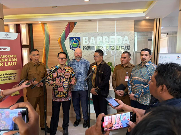 Perwakilan Kementerian PPN/Bappenas RI, Pemerintah Australia, Wagub NTB dan UNDP Indonesia saat meluncurkan Dashboard Perubahan Iklim di Mataram, Selasa (21/10/2025) lalu. Perwakilan Kementerian PPN/Bappenas RI, Pemerintah Australia, Wagub NTB dan UNDP Indonesia saat meluncurkan Dashboard Perubahan Iklim di Mataram, Selasa (21/10/2025) lalu.
