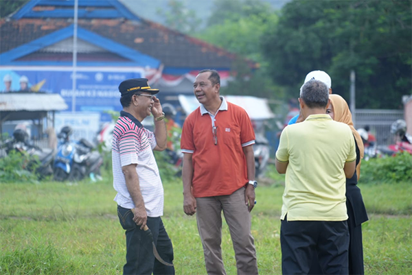 Pj Sekretaris Daerah Kota Bima, H Supratman berbincang dengan Kepala Dinas Komunikasi, Informatika, dan Statistik Kota Bima, H Mahfud.