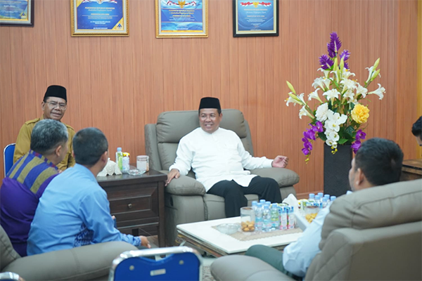 Penjabat  Wali Kota Bima,  H Mukhtar didampingi Pj Sekretaris Daerah Kota Bima, H Supratman, saat menerima silaturahmi Direksi PT Bank NTB Syariah. Penjabat Wali Kota Bima, H Mukhtar didampingi Pj Sekretaris Daerah Kota Bima, H Supratman, saat menerima silaturahmi Direksi PT Bank NTB Syariah.