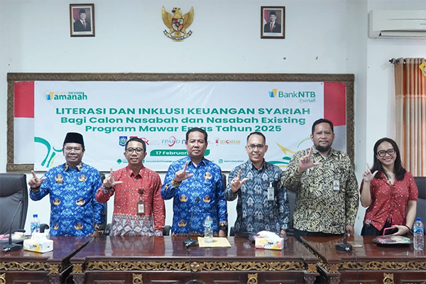 Pj Wali Kota Bima,  H Mukhtar foto bersama tim Bank NTB Syariah saat  Literasi dan Inklusi Keuangan Syariah bagi Calon Nasabah dan Nasabah Existing Program Mawar Emas Tahun 2025, Senin (17/2/2025). Pj Wali Kota Bima, H Mukhtar foto bersama tim Bank NTB Syariah saat Literasi dan Inklusi Keuangan Syariah bagi Calon Nasabah dan Nasabah Existing Program Mawar Emas Tahun 2025, Senin (17/2/2025).