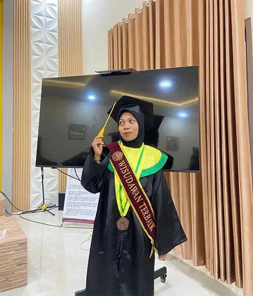 Calon wisudawati terbaik STKIP Taman Siswa Bima, Putri Rohana.