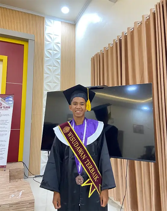 Roni Muliadin, calon wisudawan dari Prodi PJKR STKIP Taman Siswa Bima dengan IPK 3,83. Roni Muliadin, calon wisudawan dari Prodi PJKR STKIP Taman Siswa Bima dengan IPK 3,83.