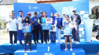 Penjabat Sekretaris Daerah Kota Bima, Hj Mariamah foto dengan yang menjuarai Kalcer Run 5 KM yang diselenggarakan Diskoperindag Kota Bima dengan lokasi finish di Museum Asi Mbojo Bima, Minggu (19/10/2025). Penjabat Sekretaris Daerah Kota Bima, Hj Mariamah foto dengan yang menjuarai Kalcer Run 5 KM yang diselenggarakan Diskoperindag Kota Bima dengan lokasi finish di Museum Asi Mbojo Bima, Minggu (19/10/2025).