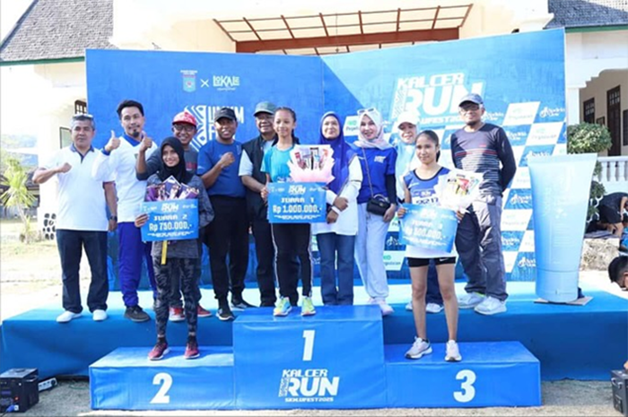 Penjabat Sekretaris Daerah Kota Bima, Hj Mariamah foto dengan yang menjuarai Kalcer Run 5 KM yang diselenggarakan Diskoperindag Kota Bima dengan lokasi finish di Museum Asi Mbojo Bima, Minggu (19/10/2025).