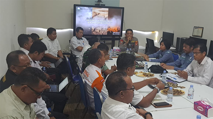 Suasana rakor lintas sektor yang digelar di ruang Pusat Pengendalian Operasi BPBD Kabupaten Bima, Rabu (15/10/2025).