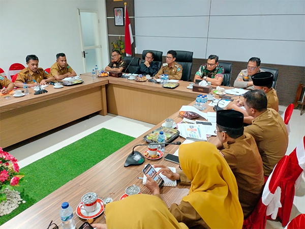 Suasana rakor Forkopimda Kabupaten Dompu membahas permasalahan keamanan dan ketertiban daerah di Kabupaten Dompu. Suasana rakor Forkopimda Kabupaten Dompu membahas permasalahan keamanan dan ketertiban daerah di Kabupaten Dompu.