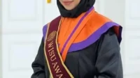 Sulis Sulastri, calon wisudawati terbaik STKIP Taman Siswa Bima. Sulis Sulastri, calon wisudawati terbaik STKIP Taman Siswa Bima.