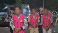 Tiga terduga koruptor anggaran desa Jambu Kecamatan Pajo Kabupaten Dompu Nusa Tenggara Barat digiring menuju ruang tahanan, Selasa (14/10/2025) malam lalu.