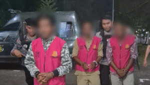 Tiga terduga koruptor anggaran desa Jambu Kecamatan Pajo Kabupaten Dompu Nusa Tenggara Barat digiring menuju ruang tahanan, Selasa (14/10/2025) malam lalu.