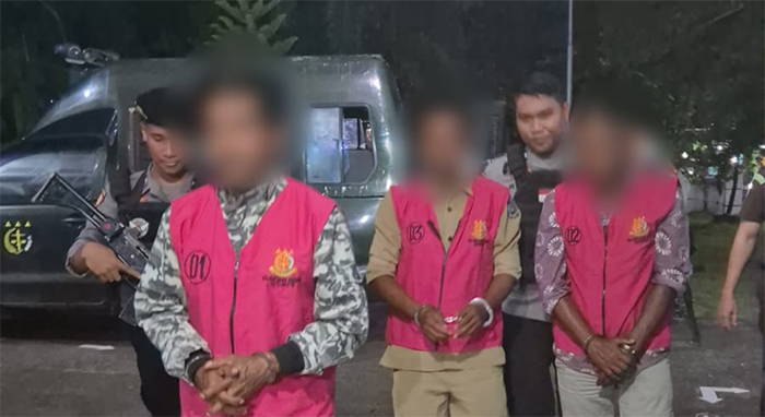 Tiga terduga koruptor anggaran desa Jambu Kecamatan Pajo Kabupaten Dompu Nusa Tenggara Barat digiring menuju ruang tahanan, Selasa (14/10/2025) malam lalu.