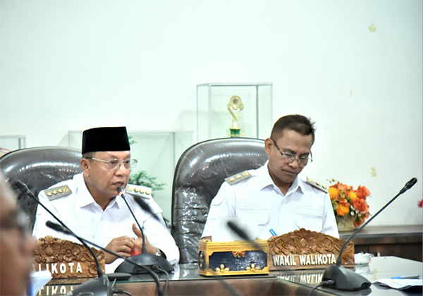 Wali Kota Bima, H. A. Rahman H. Abidin didampingi Wakil Wali Kota Bima saat memimpin rapat pembebasan lahan untuk sejumlah proyek strategis penanganan banjir di Kota Bima. Wali Kota Bima, H. A. Rahman H. Abidin didampingi Wakil Wali Kota Bima saat memimpin rapat pembebasan lahan untuk sejumlah proyek strategis penanganan banjir di Kota Bima.