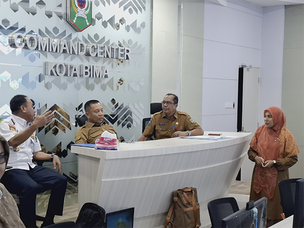 Wali Kota Bima H A Rahman H Abidin berdiskusi dengan Kepala Diskominfostik Kota Bima dan Sekretaris Diskominfostik Kota Bima saat  meninjau Command Center Kota Bima Selasa (4/3/2025). Wali Kota Bima H A Rahman H Abidin berdiskusi dengan Kepala Diskominfostik Kota Bima dan Sekretaris Diskominfostik Kota Bima saat meninjau Command Center Kota Bima Selasa (4/3/2025).