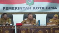 Wali Kota Bima, H Arahman H Abidin saat memimpin rapat koordinasi yang dihadiri seluruh asisten, seluruh staf ahli, seluruh kepala OPD, camat dan lurah di Aula Maja Labo Dahu kantor Pemkot Bima, pada Senin (13/10/2025).