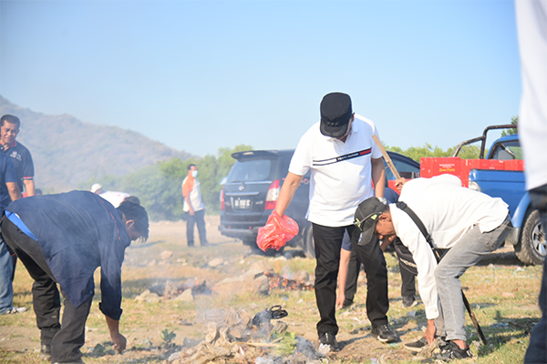 Wali Kota Bima H. A. Rahman H. Abidin, SE bersama seluruh jajaran perangkat daerah turun langsung ke lapangan memimpin gotong royong untuk mewujudkan Kota Bima BISA (Bersih, Indah, Sehat, dan Asri).