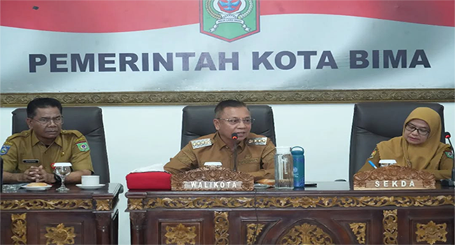 Wali Kota Bima, H Arahman H Abidin saat memimpin rapat koordinasi yang dihadiri seluruh asisten, seluruh staf ahli, seluruh kepala OPD, camat dan lurah di Aula Maja Labo Dahu kantor Pemkot Bima, pada Senin (13/10/2025).