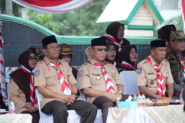Wali Kota Bima H. A. Rahman H Abidin didampingi sejumlah pejabat menyambut para peserta Gerak Jalan Indah tingkat SD/MI se-Kota Bima.