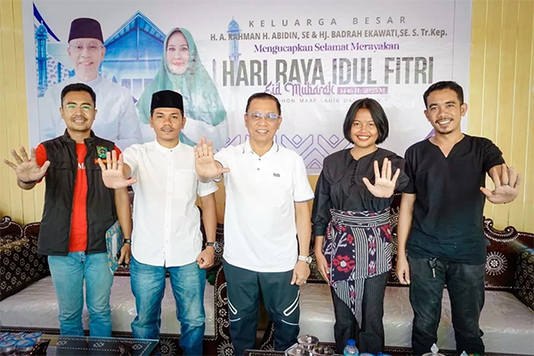 Wali Kota Bima HA Rahman H Abidin foto bersama Uswatun Hasanah (pemilik akun media sosial Badai NTB) dan pengurus PW Serikat Mahasiswa Muslimin Indonesia (SEMMI) NTB.