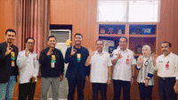 Wakil Wali Kota Bima, Feri Sofiyan foto bersama Pimpinan Bank Syariah Indonesia (BSI) di ruang kerjanya, Rabu (5/3/2025).