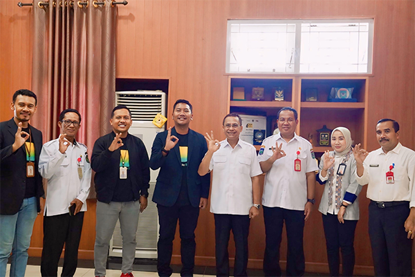 Wakil Wali Kota Bima, Feri Sofiyan foto bersama Pimpinan Bank Syariah Indonesia (BSI) di ruang kerjanya, Rabu (5/3/2025).