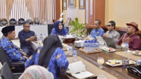 Suasana pertemuan sejumlah akademisi asal Bima dan Dompu dengan Wakil Gubernur Nusa Tenggara Barat (NTB), Hj Indah Dhamayanti Putri di ruang kerjanya di Mataram, Senin (20/10/2025). Suasana pertemuan sejumlah akademisi asal Bima dan Dompu dengan Wakil Gubernur Nusa Tenggara Barat (NTB), Hj Indah Dhamayanti Putri di ruang kerjanya di Mataram, Senin (20/10/2025).
