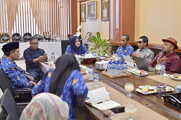 Suasana pertemuan sejumlah akademisi asal Bima dan Dompu dengan Wakil Gubernur Nusa Tenggara Barat (NTB), Hj Indah Dhamayanti Putri di ruang kerjanya di Mataram, Senin (20/10/2025). Suasana pertemuan sejumlah akademisi asal Bima dan Dompu dengan Wakil Gubernur Nusa Tenggara Barat (NTB), Hj Indah Dhamayanti Putri di ruang kerjanya di Mataram, Senin (20/10/2025).