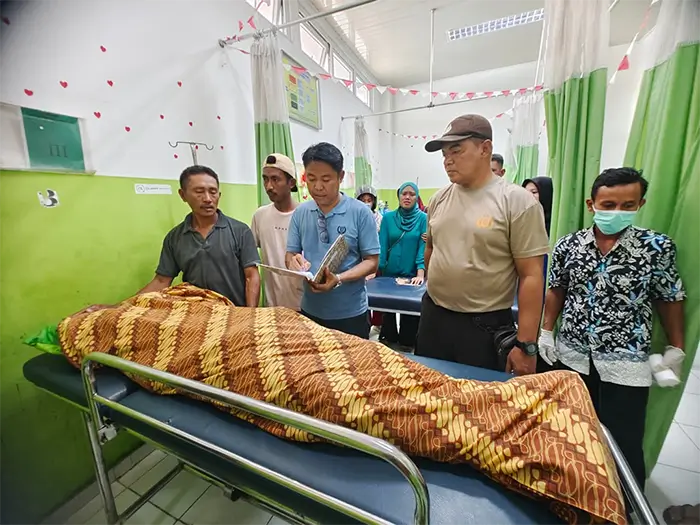 Jenazah korban bunuh diri sempat dibawa ke Puskesmas Sanggar Kabupaten Bima.